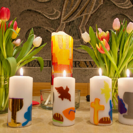 Tulpen und Kerzen auf dem Abendmahlstisch