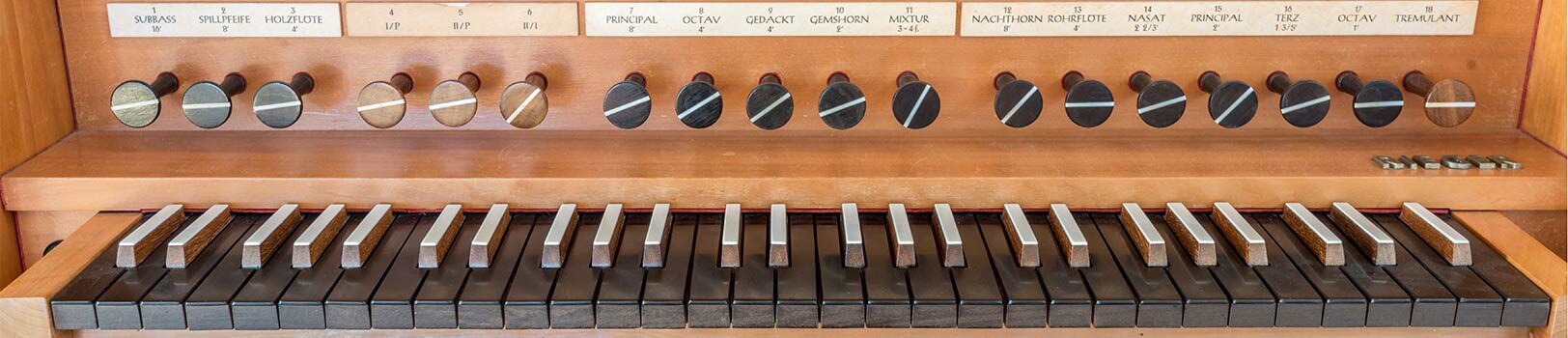 Orgel-Tastatur in der Kirche Steinach