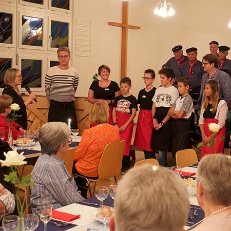 Sozialdiakonin Marlise Schiltknecht dankt den Jugendlichen und dem Küchenteam
