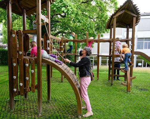 Spielplatz mit Spielturm von GTSM Magglingen wird von Kindern in Beschlag genommen